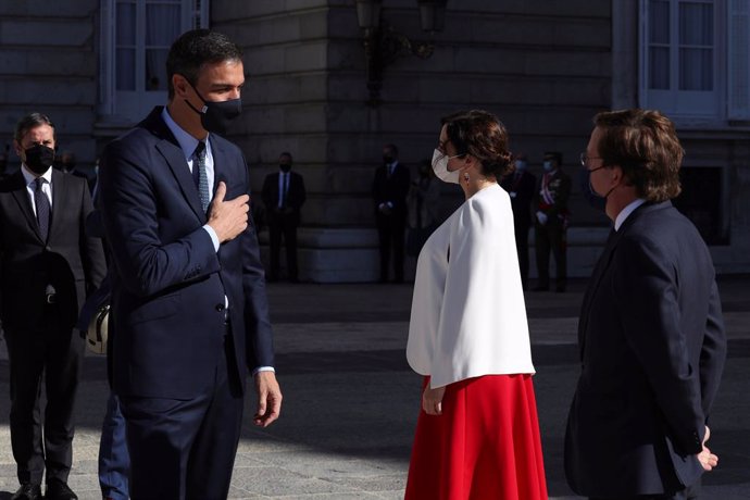 El presidente del Gobierno, Pedro Sánchez, saluda a la presidenta de la Comunidad de Madrid, Isabel Díaz Ayuso y al alcalde de la capital, José Luis Martínez-Almeida, su llegada al Palacio Real
