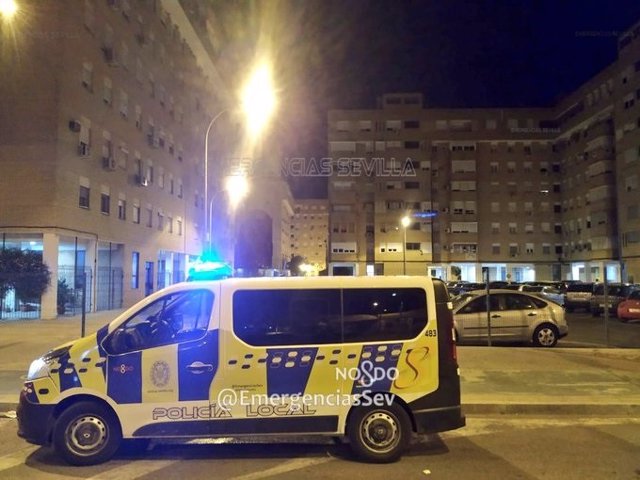 Imagen de recurso de vehículo de la Policía Local de Sevilla de noche