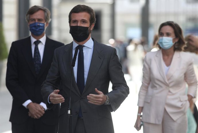 El líder del PP, Pablo Casado, respon als mitjans en els voltants del Congrés dels Diputats, a Madrid (Espanya), el 10 de setembre del 2020. La roda té lloc després que en la cambra baixa es debatés l'acord sobre el cessament al Govern