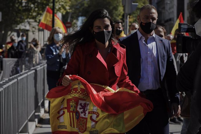La presidenta de VOX Madrid y diputada en la Asamblea, Rocío Monasterio, durante la manifestación convocada por su partido durante el Día de la Fiesta Nacional, en Madrid (España), a 12 de octubre de 2020. Según el partido, la concentración es contra la