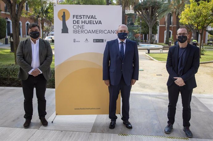 El alcalde de Huelva, Gabriel Cruz, el director general de la Fundación Atlantic Copper, Antonio de la Vega, y el director del Festival de Cine, Manuel H. Martín.