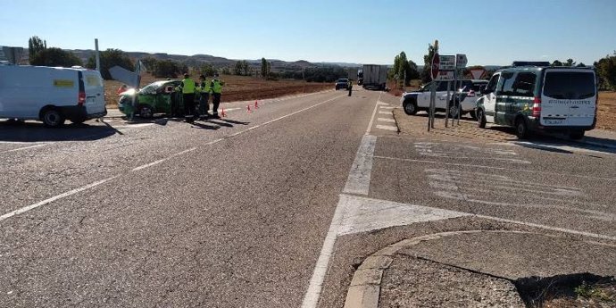 Colisión entre un turismo y un camión en la que ha fallecido una mujer y ha resultado herido un varón.