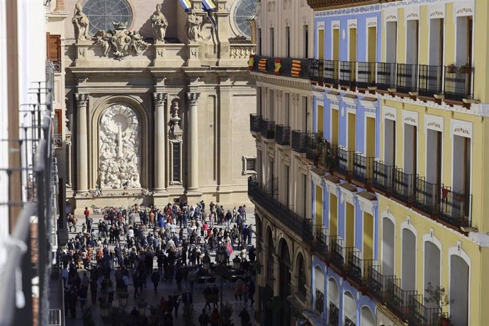 La Unión Peñista de Zaragoza invita a salir a aplaudir a los balcones en honor de la Virgen del Pilar.