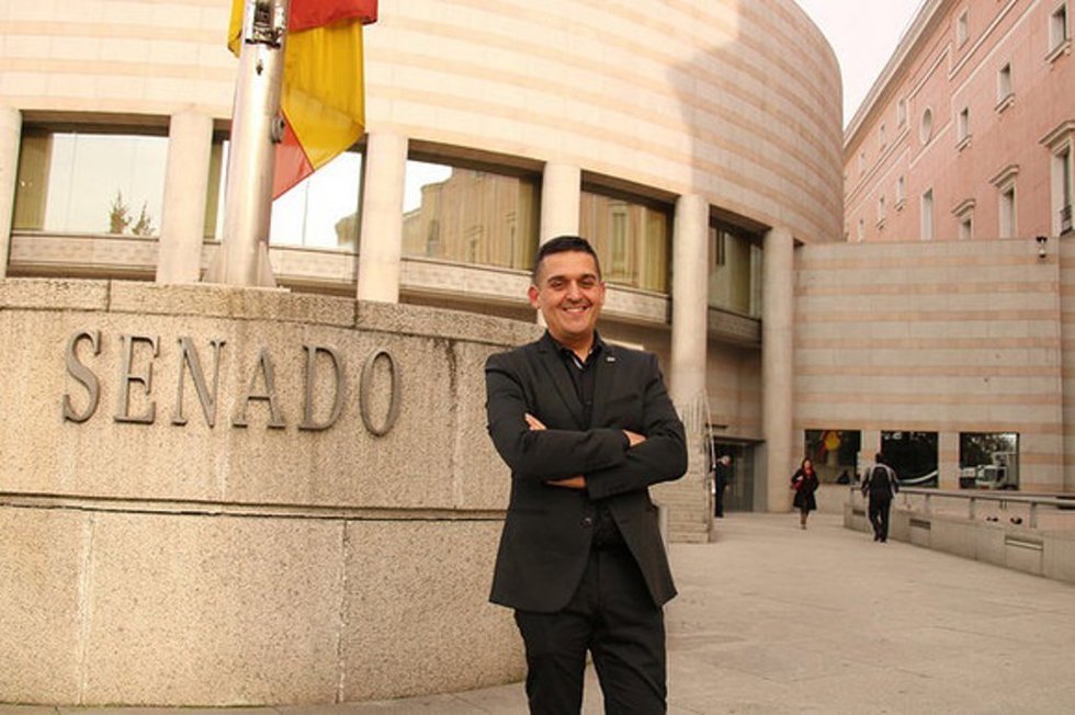 Carles Mulet posa frente al Senado