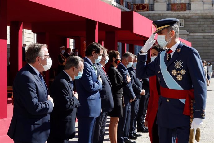 El presidente del Gobierno de Ceuta, Juan Vivas, durante el acto de conmemoración de la Fiesta Nacional ante el Rey