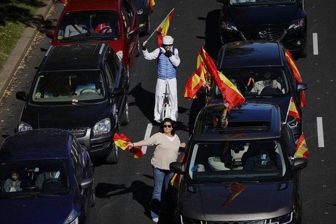 Varias personas participan con sus coches en la manifestación convocada por Vox con el lema España a la calle' durante el Día de la Fiesta Nacional, en Madrid (España), a 12 de octubre de 2020. Según el partido, la concentración es contra la "incompete