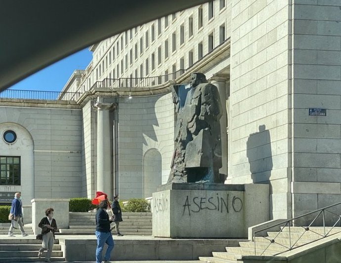 Vandalizan la estatua de Indalecio Prieto con pintadas de 'Asesino'
