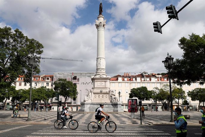 Persones amb bicicleta per Lisboa