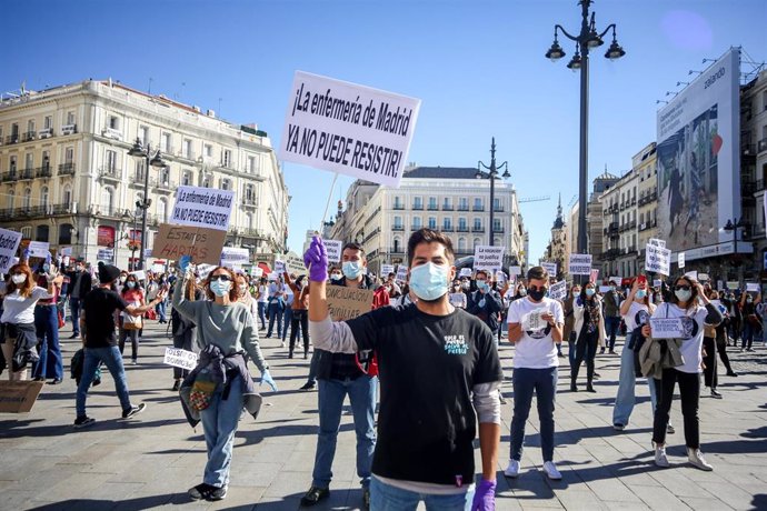 Bajo el lema "La vocación no justifica la explotación", centenares de enfermeros se han concentrado con pancartas reivindicativas ante sede del Gobierno de la Comunidad de Madrid (España), a 12 de octubre de 2020. La concentración ha tenido el objetivo 