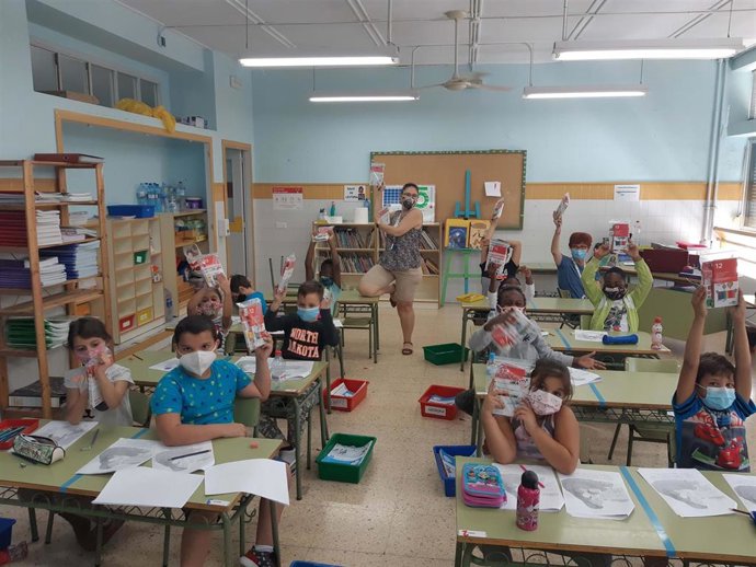 Niños con el material escolar facilitado por Aportem