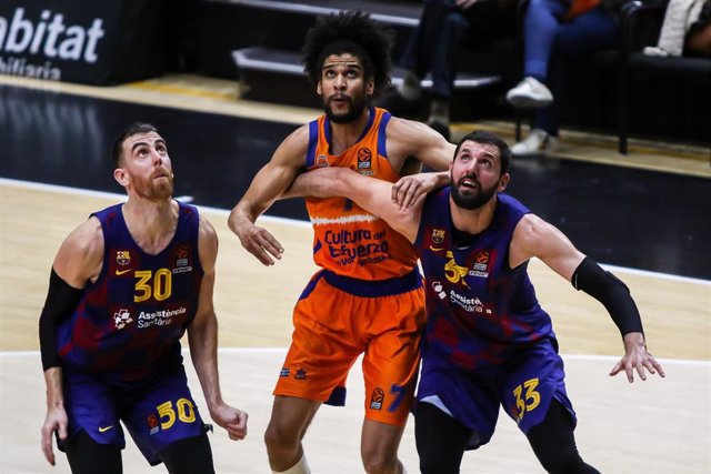 Louis Labeyrie, del Valencia Basket, pelea un balón ante Nikola MIrotic y Víctor Claver
