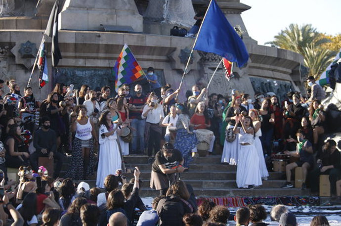 Pla general de l'espectacle de protesta contra la colonització al monument a Cristfor Colom de Barcelona el 12 d'octubre de 2020 (Horitzontal)