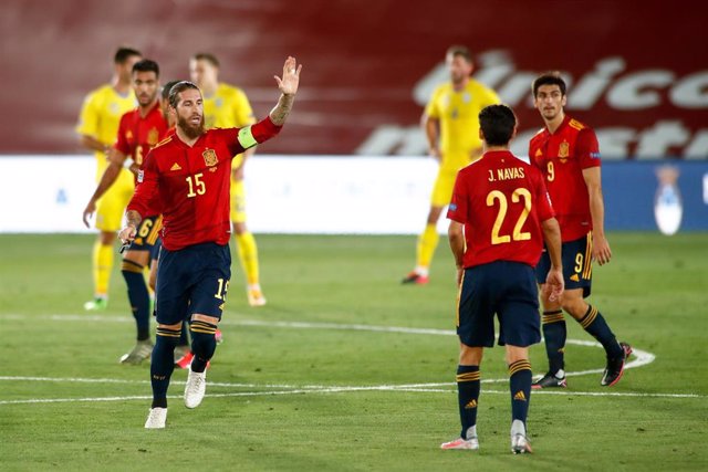 Sergio Ramos celebra uno de sus goles en el partido entre la selección española y Ucrania de la Liga de Naciones 2020