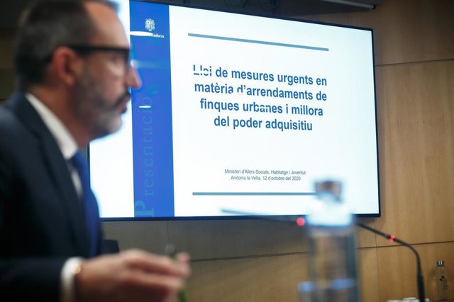 El ministro de Asuntos Sociales, Vivienda y Juventud, Víctor Filloy, presenta el proyecto de ley.