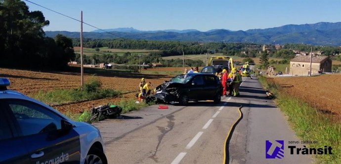 Un motorista ha muerto este lunes tras chocar frontalmente con un coche en el kilómetro 9 de la GI-513 en Vilademuls (Girona).