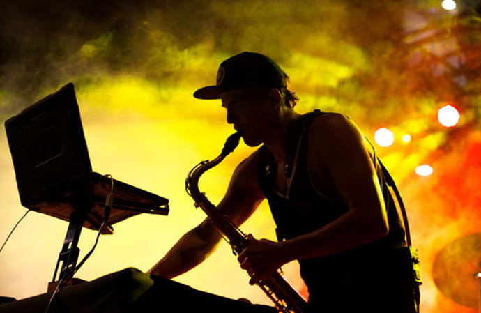 El saxofonista Llibert Fortuny durant una actuació al Festival Internacional Blues de Cerdanyola. 12 d'octubre del 2020. Pla mig. (Horitzontal)