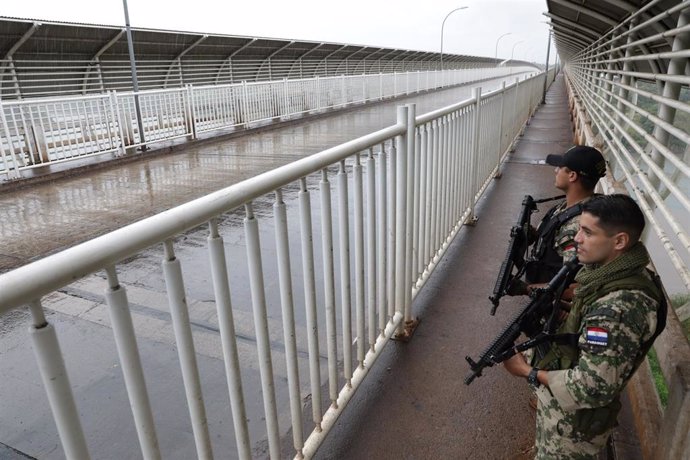 Dos soldados de Paraguay en la frontera con Brasil