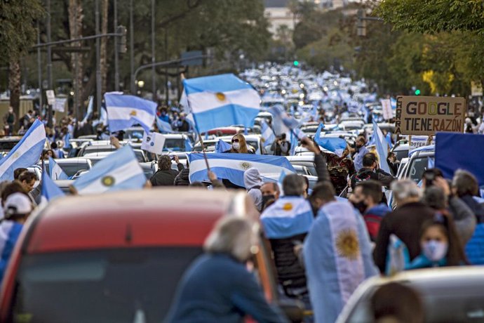 Coronavirus.- Argentina supera los 900.000 casos de coronavirus en medio de prot