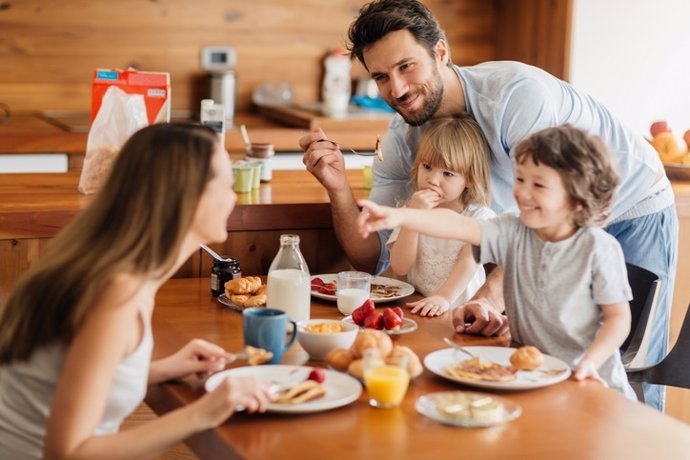 Familia desayunando, desayunar, desayuno.