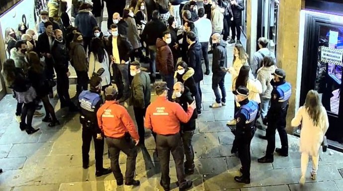 Agentes de Policía Municipal de Pamplona y Policía Foral en una calle del centro de Pamplona velando por el cumplimiento de la norma sanitaria.