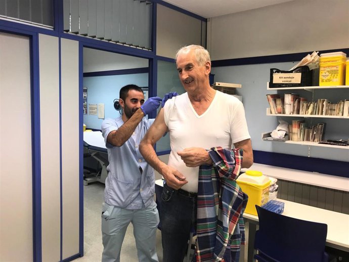 Un paciente recibiendo una vacuna contra la gripe.