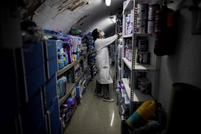 Un voluntario prepara productos antes de entregarlos a las puertas de la Parroquia Santa María Micaela donde darán ayuda alimentaria durante el día en el que el Gobierno ha aprobado en un Consejo de Ministros Extraordinario el ingreso mínimo vital que p