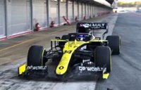 Alonso estrena "emocionado" su nuevo Renault en Montmeló