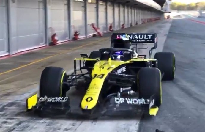 Fernando Alonso estrena su nuevo Renault en Montmeló