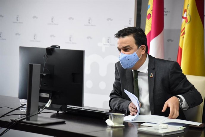 El consejero de Agricultura, Agua y Desarrollo Rural de C-LM, Francisco Martínez Arroyo, en la reunión por videoconferencia de la AREV