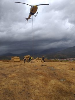 Helicóptero que se incorpora a los trabajos en Jerte y La Vera