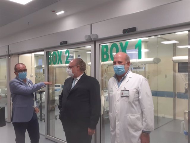 El director gerente del SAS, Miguel Ángel Guzmán, y el director gerente del hospital, Ricardo Gil-Toresano, visitan la reforma en Urgencias