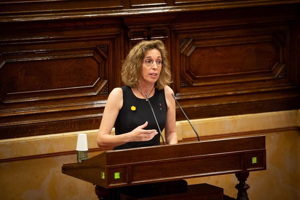 La Consejera de Empresa y Conocimiento de la Generalitat, ngels Chacón, durante su intervención en una sesión plenaria, en el Parlamento catalán, en la que se debate la gestión de la crisis sanitaria del COVID-19 y la reconstrucción de Cataluña ante el