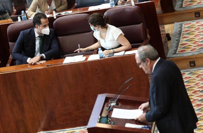 El vicepresidente y la presidenta de la Comunidad de Madrid, Ignacio Aguado e Isabel Díaz Ayuso, charlan durante la intervención del portavoz del PSOE en la Asamblea de Madrid, Ángel Gabilondo, durante la segunda jornada del Pleno del Debate del Estado 
