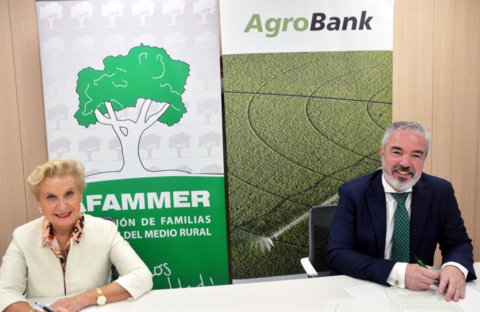 Carmen Quintanilla, directora de Afammer, y Carlos Seara, director de AgroBank, firman un acuerdo de colaboración.