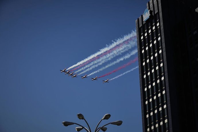 Varios aviones sobrevuelan el centro de Madrid mientras tiene lugar la manifestación convocada por Vox con el lema España a la calle' durante el Día de la Fiesta Nacional, en Madrid (España), a 12 de octubre de 2020. Según el partido, la concentración 
