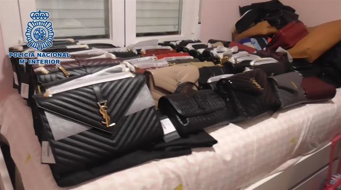 La Policía Nacional recupera 243 bolsos de un firma de lujo sustraídos en un establecimiento de la milla de oro