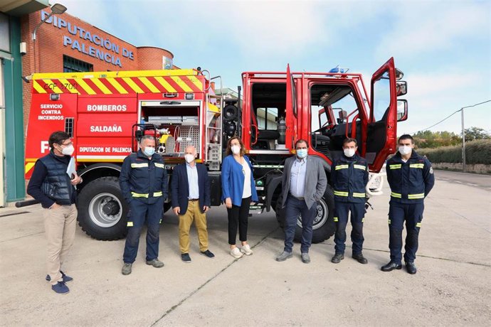 Armisén (C) entrega el nuevo vehiculo para el parque comarcal de bomberos de Saldaña.