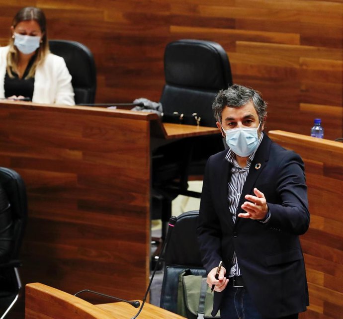 El consejero de Medio Rural y Cohesión Territorial, Alejandro Calvo, en la Junta General.