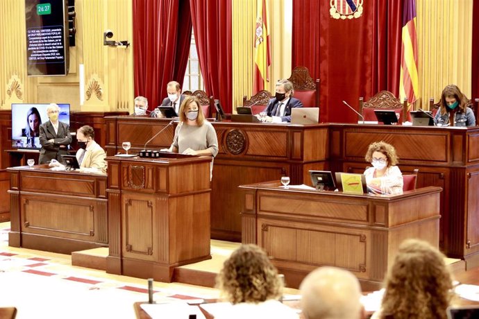 La presidenta del Govern, Francina Armengol, en una comparecencia en el Parlament.