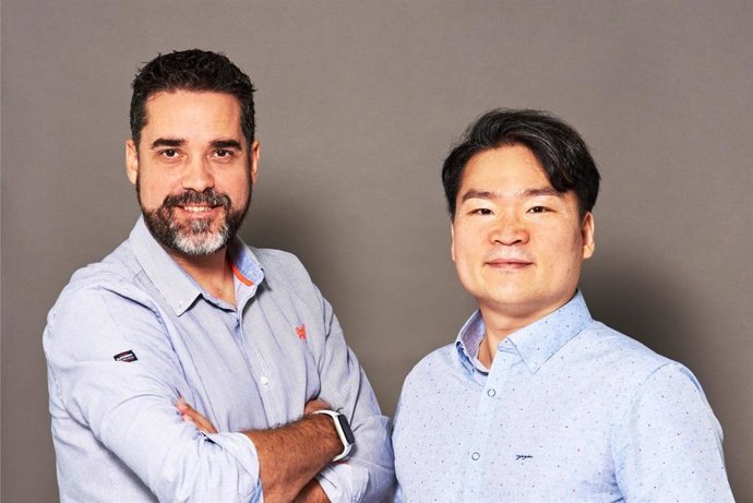 Javier Mira (consejero delegado de FacePhi) y Dongpyo Hong (director general de FacePhi Asia-Pacífico)