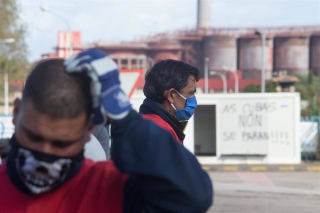 Empleados de Alcoa durante el segundo de día manifestación convocada frente a la fábrica tras la ejecución oficial del ERE de 524 trabajadores, en San Cibrao (Lugo) el pasado 10 de octubre