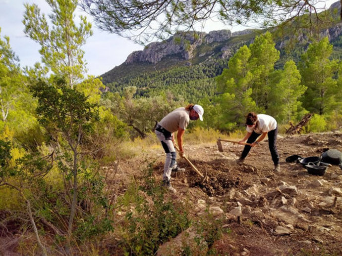 Pla general de dos arquelegs treballant al jaciment. Foto del 13 d'octubre del 2020 (Horitzontal).