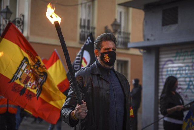 Marcha convocada por una formación ultraderechista con banderas franquistas y simbología nazi en el barrio valenciano de Benimaclet 