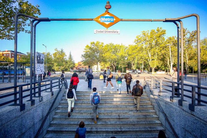 Varios jóvenes salen del Metro de Ciudad Universitaria durante el primer día laborable con restricciones de movilidad en toda la capital de Madrid (España), a 5 de octubre de 2020. Hoy es el primer día laborable desde que entraron en vigor -el viernes 2
