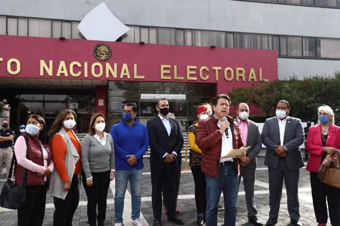 Mario Delgado acude al Instituto Nacional Electoral de México