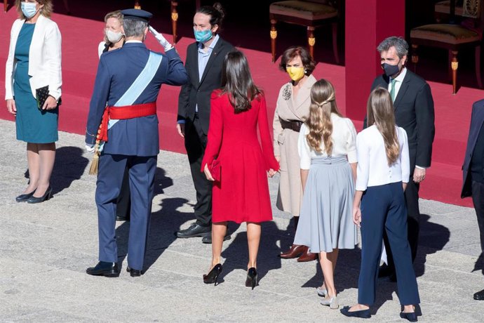 El Rey saluda al vicepresidente segundo del Gobierno, Pablo Iglesias, en el acto en el Palacio Real por el Día de la Fiesta Nacional