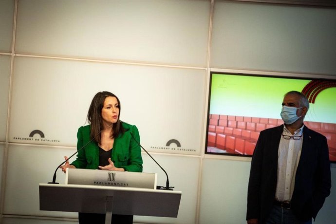 La presidenta de Ciudadanos, Inés Arrimadas, en rueda de prensa en el Parlament de Cataluña junto al líder del grupo de Cs en la Cámara catalana, Carlos Carrizosa.
