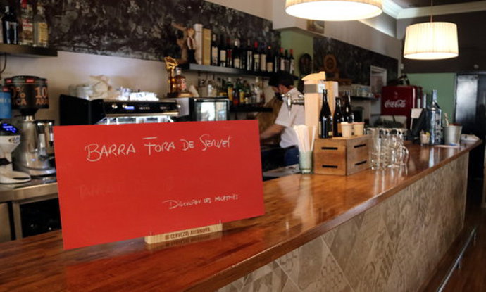 Imatge d'un cartell anunciant que la barra est tancada al restaurant Rubión de Sabadell el 13 d'octubre de 2020. (Horitzontal)