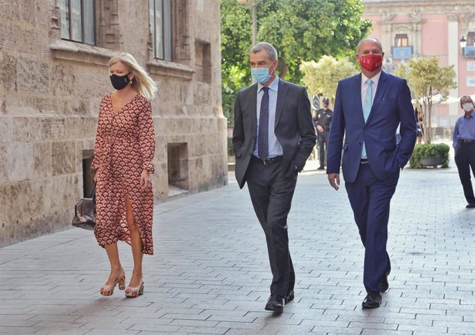 El portavoz de Ciudadanos en Les Corts, Toni Cantó (c), a su llegada al Ayuntamiento a la celebración del Acto Institucional del Día de la Comunitat Valenciana, en Valencia, Comunidad Valenciana (España), a 9 de octubre de 2020.