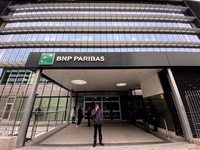 Varias personas en la entrada a la sede en Madrid del Banco BNP Paribas en la Calle Hermanos Bécquer n 3, en Madrid (España) a 10 de febrero de 2020.